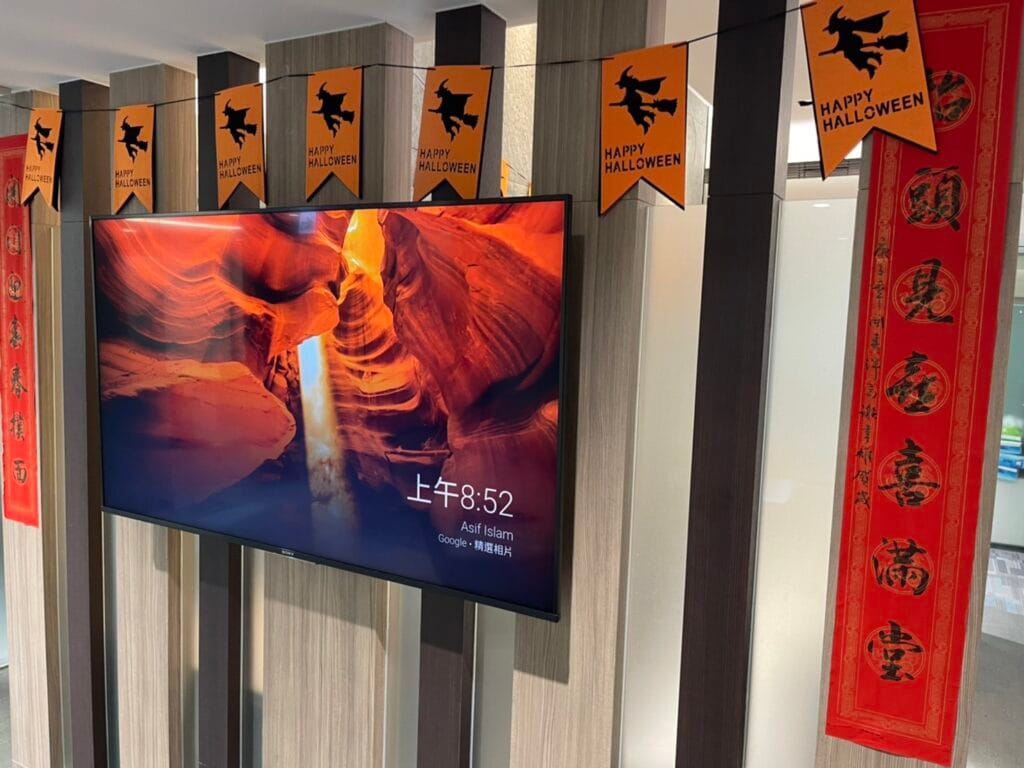 桃園商務中心 萬聖節布置 電視後 02